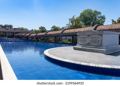 Atlanta, Georgia -2022: Martin Luther King Jr. National Historical Park. The Reflecting Pool Surrounds Tombs Of Coretta Scott King And Dr. Martin Luther King Jr. 