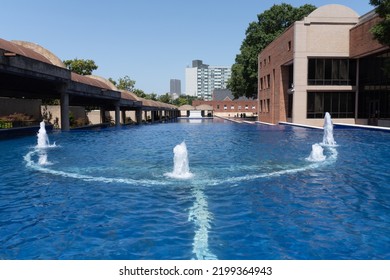 Atlanta, Georgia -2022: Martin Luther King Jr. National Historical Park. The Reflecting Pool Surrounds Tombs Of Coretta Scott King And Dr. Martin Luther King Jr. Atlanta City Skyline. 