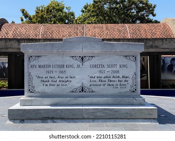 Atlanta, Georgia -2022: Martin Luther King Jr. National Historical Park. The Reflecting Pool Surrounds Tombs Of Coretta Scott King And Dr. Martin Luther King Jr. 