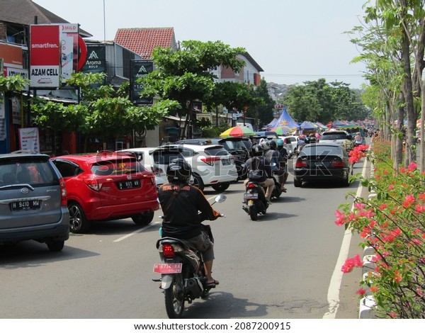 the atmosphere of the
highway that turns into a market while many traders and buyers
transact directly using cash. Semarang Central Java Indonesia -
October 17th 2021