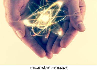particule en orbite atomique maintenue dans des mains en état d'ébriété