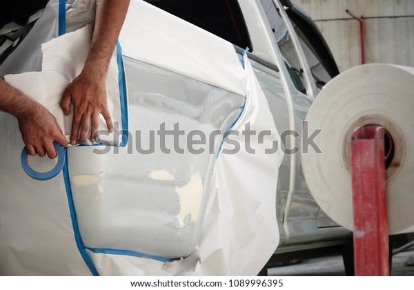 Attach the paper\
to spray paint garage car body work auto repair paint after the\
accident during the\
spraying.