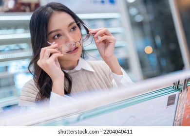 Attractive Asia Young Adult Female Woman Casual Cloth Spending Weekend Vacation Enjoy Choosing Glasses In Optical Store Shop She Is Pick The Favourite One For Herself