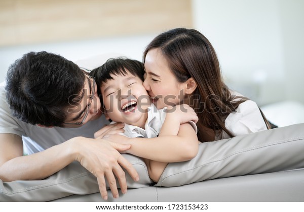 Attraktive Asiatische Familie Glücklich Und Lächeln Stockfoto 1723153423 Shutterstock 