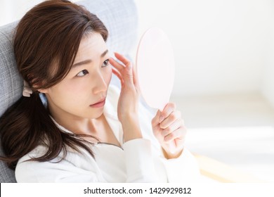attractive asian woman to see a mirror