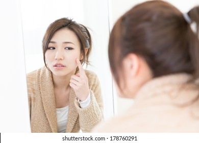 Attractive Asian Woman To See A Mirror