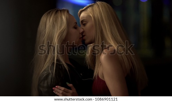 Hot Lesbians Kiss