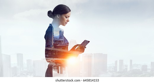 Femme d'affaires séduisante travaillant sur tablette