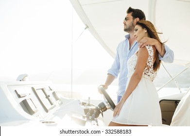 Attraktive Paare auf einer Yacht genießen hellen sonnigen Tag im Urlaub