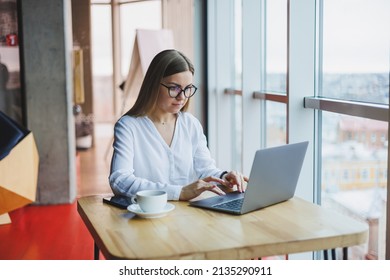 329,799 Women office using laptop Images, Stock Photos & Vectors ...