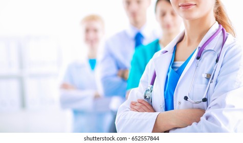 Attraktive weibliche Ärztin vor der medizinischen Gruppe