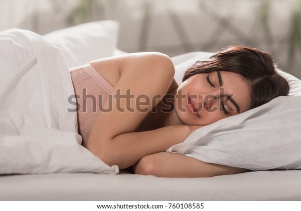 家で寝ている魅力的な女の子 の写真素材 今すぐ編集