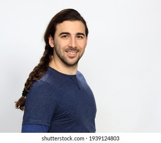 Attraktives männliches Modell mit langen Haaren und Bart posiert im Studio. Stil, Trends, Modekonzept.