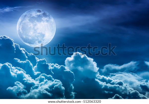 青い夜の空と明るい満月の魅力的な写真 夜空と美しい満月と曇り 夜は外 月はnasaが備え付けたものではない の写真素材 今すぐ編集