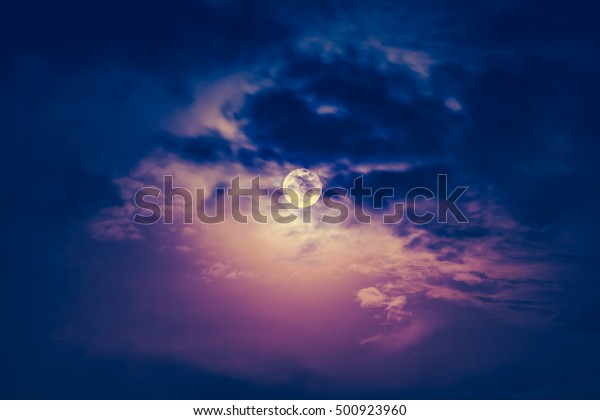 暗く曇り 明るい満月の夜空の魅力的な写真 夜の雲の後ろの満月 ビンテージエフェクトトーン 月はnasaが備え付けたものではない の写真素材 今すぐ編集