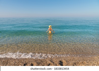 女性 海 後ろ姿 の画像 写真素材 ベクター画像 Shutterstock