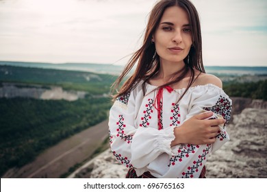 https://image.shutterstock.com/image-photo/attractive-woman-traditional-romanian-costume-260nw-696765163.jpg