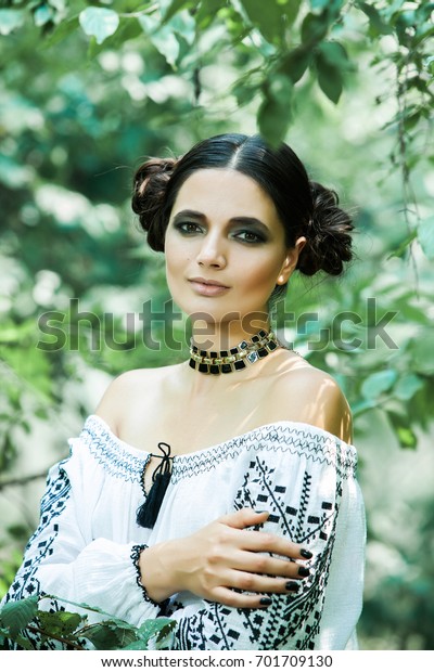 https://image.shutterstock.com/image-photo/attractive-woman-traditional-romanian-costume-600w-701709130.jpg