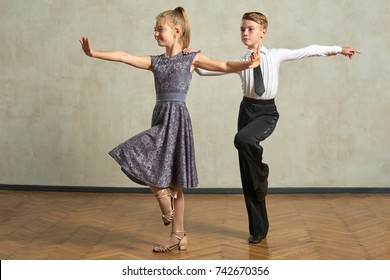 Imagenes Fotos De Stock Y Vectores Sobre Couple Dancing