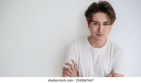 Attraktive junge gut lächelnde Gesicht positiven asiatischen, koreanischen glücklichen flüchtigen Mann, bleiben zu Hause minimalen Lebensstil. Nahaufnahme eines asiatischen 20er-Jährigen mit weißem Hemd im Studio. Jungmodellbote