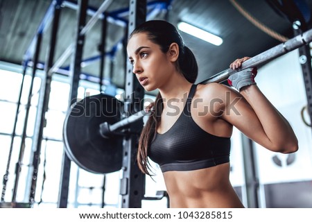 attractive young sporty woman working out の写真素材 今すぐ編集