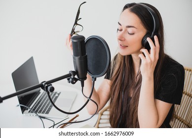 1,017 Attractive Woman Talking Into A Mic Images, Stock Photos 