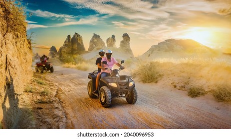 ATV Quad Bike frente al paisaje montañoso en Turquía