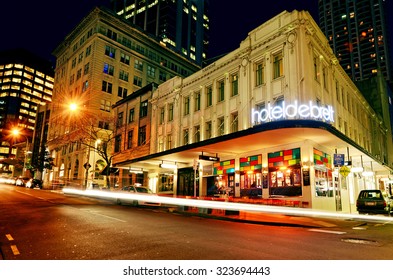 AUCKLAND,  NZL - SEP 29 2015:Traffic On Shortland Street In Auckland Downtown At Night. Auckland Is One Of New Zealand's Most Popular And Best-loved Holiday Destinations.