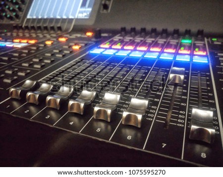 Audio equalizer for live broadcasting