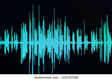 Audio Sound Wave Studio Editing Computer-Programm Bildschirm zeigt Sounds auf dem Bildschirm aus der Gesangsaufnahme von Voiceover.