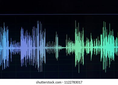 Audio Sound Wave Studio Editing Computer-Programm Bildschirm zeigt Sounds auf dem Bildschirm aus der Gesangsaufnahme von Voiceover.