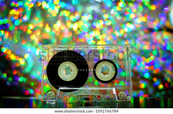 テープレコーダー70年代80年代90年代のボケビンテージファッション古いレトロな壁紙 背景テクスチャー接写ノスタルジア音楽スタイルトレンドパーティーダンスディスコ用のオーディオテープ の写真素材 今すぐ編集