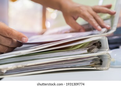 Auditorgeschäftlerin, die das durchsuchende Dokument überprüft, legale Vorbereitung von Papierunterlagen oder Bericht für Analyseinformationen in TAX-Zeit, Buchhalter in Arbeitslast-Daten-Vertragspartner-Geschäft am Arbeitsplatz im Büro