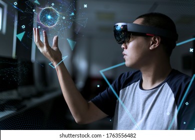 Augmented Reality Junge mit Hololenbrille im Laborraum. Erweiterte Technologie mit gemischter Realität