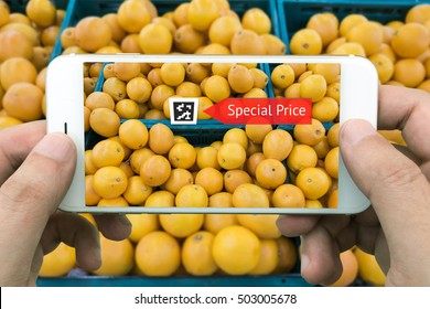 Augmented Reality Marketing Concept. Hand Holding Smart Phone Use AR Application To Check Sale Special Price Of Orange In Retail Store Or Fruit Market Mall