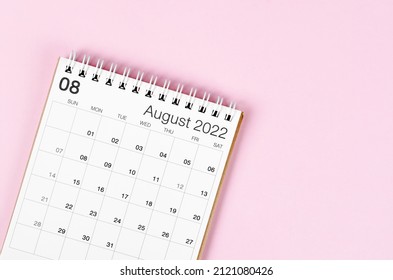 The August 2022 desk calendar on pink background with empty space.