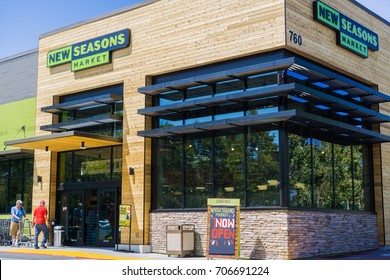 August 30, 2017 Sunnyvale/CA/USA - Storefront Of The Recently Opened New Seasons Market, South San Francisco Bay