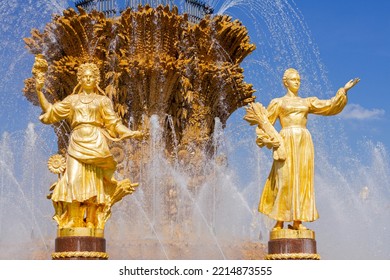 August 4, 2022, Moscow, Russia. Fountain Friendship Of Nations Of The USSR. Golden Statues Of Soviet Design. Exhibition Of Achievements Of National Economy In VDNKh Park.