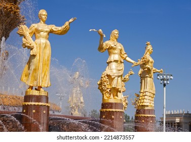 August 4, 2022, Moscow, Russia. Fountain Friendship Of Nations Of The USSR. Golden Statues Of Soviet Design. Exhibition Of Achievements Of National Economy In VDNKh Park.