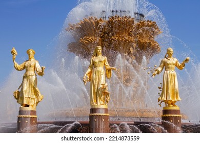 August 4, 2022, Moscow, Russia. Fountain Friendship Of Nations Of The USSR. Golden Statues Of Soviet Design. Exhibition Of Achievements Of National Economy In VDNKh Park.