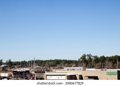 Augusta, Ga USA - 03 04 21: Overview Of Retail Strip Malls And City Traffic Clear Blue Sky - Walton Way Ext