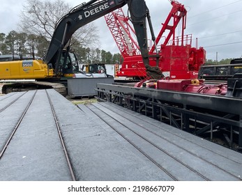 Augusta, Ga USA - 03 19 22: CAT Heavy Construction Machinery John Deere And Red Crane