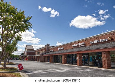 Augusta, Ga USA - 04 25 21: Brick Vintage Retail Strip Mall Multiple Retail Stores Jackson Hewitt UPS Store Kroger Grocery Store And People