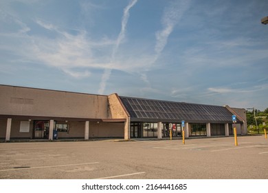 Augusta, Ga USA - 07 05 20: Old Closed Kroger Store On Deans Bridge Road