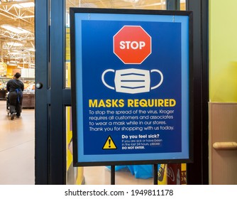 AUGUSTA, GEORGIA - APRIL 5, 2021 : Mask Or Face Covering Required Sign Near Entry Door Of Kroger Grocery Store. Corona Virus (COVID-19) Has Prompted Many Retailers To Mandate Cloth Face Coverings.