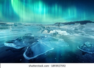 Aurora borealis Normal Licht und Eisberge in der Gletscherlagune von Jokulsarlon. Nationalpark Vatnajokull, Südosten Islands, Europa. Landschaftsfotografie