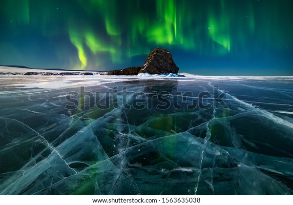 オーロラ ボレアリスが凍った湖バイカル シベリア ロシアの氷の上に の写真素材 今すぐ編集