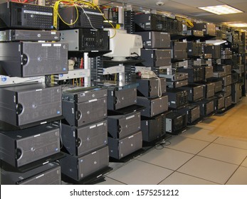 Austin, Texas - 21 February 2008: A Old Style Server Room With Stacks Of Discrete Servers