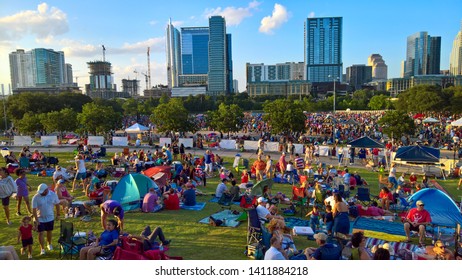 Austin, Texas - 4 July 2014: A Crowd Of Music Lovers Gathering Near Downtown Austin For An Outdoor Concert