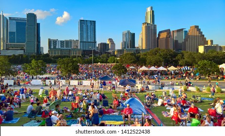 Austin, Texas - 4 July 2014: A Large Crowd Is Beginning To Gather For The Annual 4th Of July Concert By The Austin Symphony